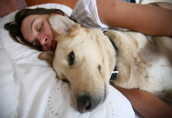 Wanita dan anjing dan tempat tidur — Stok Foto