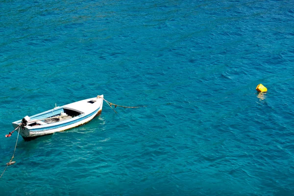 Bağladım ve denizle çevrili küçük bir beyaz tekne — Stok fotoğraf