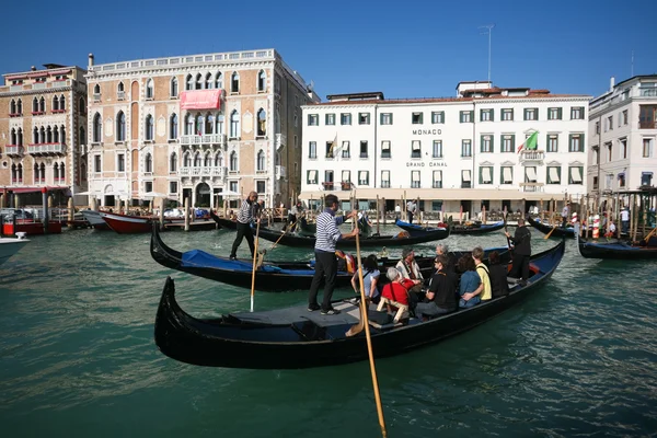 Crowded gondolas — Stock Photo, Image