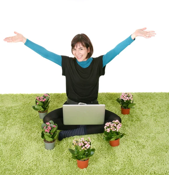 Femeia fericită cu laptop — Fotografie, imagine de stoc