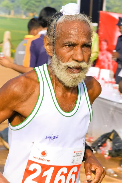 Oudere mannelijke marathonloper — Stockfoto