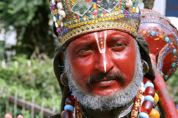 En mann kledd ut som Hanuman for å tiltrekke seg oppmerksomhet og få penger fra bilder . – stockfoto