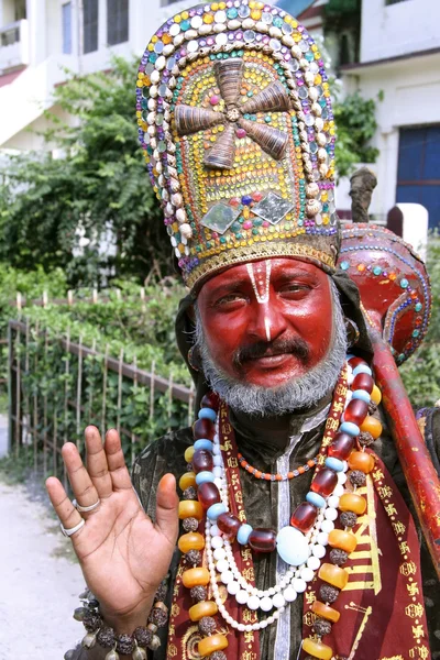 Mann verkleidet als Hanuman, um Aufmerksamkeit zu erregen und mit Fotos Geld zu verdienen. — Stockfoto