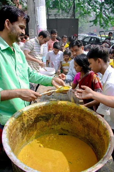 Mendigos de niños recibiendo alimentos — Foto de Stock