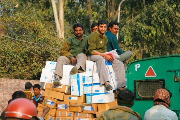 Männer mit Paketen — Stockfoto