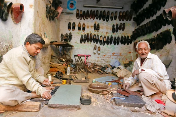 两个男的修鞋匠 — 图库照片