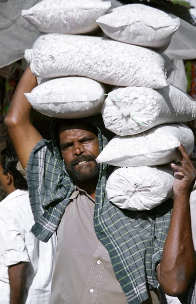 Hombre llevando bolsas en hombro, india — Foto de Stock