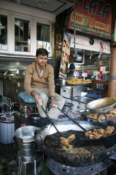 Mann kocht Huhn bei jama masjid, delhi, indien — Stockfoto