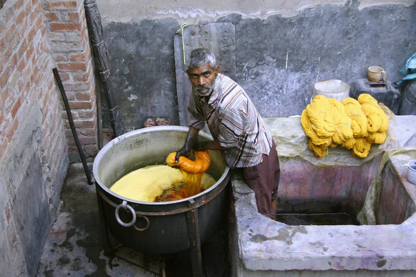 Man dyeing fabric in india — Stock Photo, Image