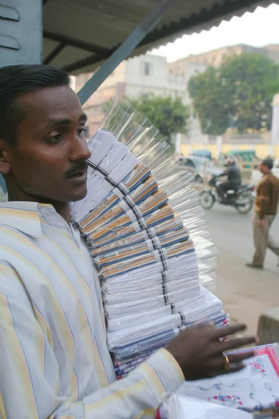 Man holding linen — Stock Photo, Image