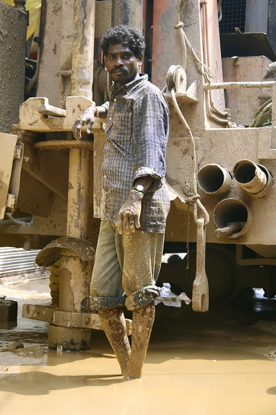 Trabajador indio aburrido un agujero para acceder al agua — Foto de Stock
