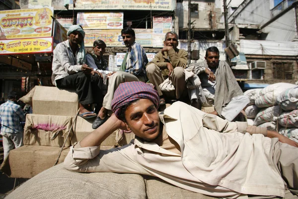 Jovens trabalhadores indianos felizes relaxando depois do trabalho, delhi, Índia — Fotografia de Stock