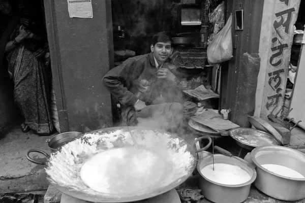 Pouliční prodejce, vaření — Stock fotografie
