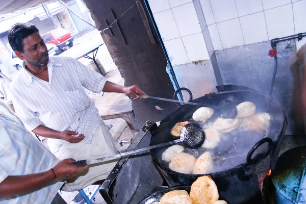 Men frying Puri — Stock Photo, Image