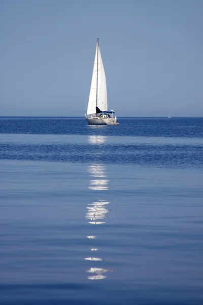 Segelbåt reflektion — Stockfoto