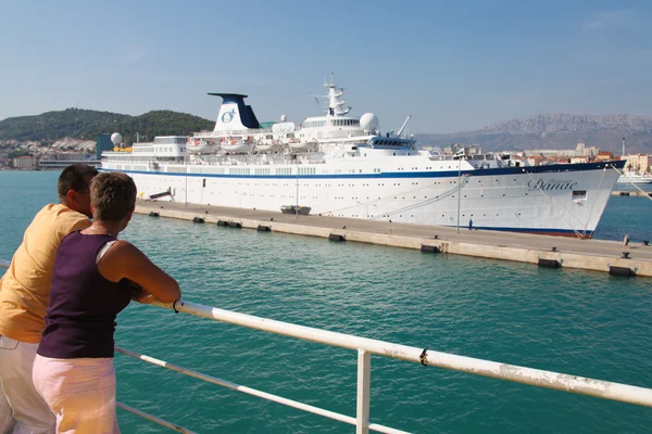 Passagiers met uitzicht op de veerboot in de haven — Stockfoto