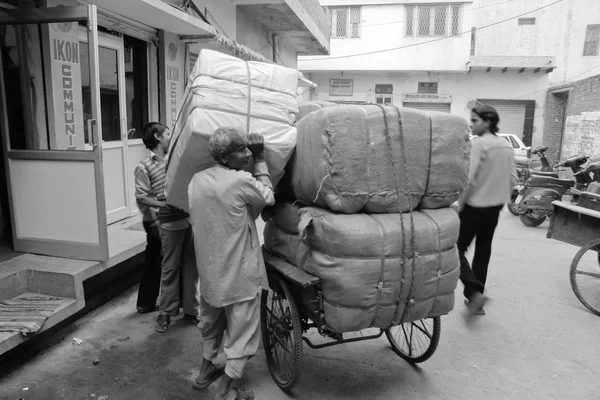 Erkek işçiler paketlerini kaldırma — Stok fotoğraf