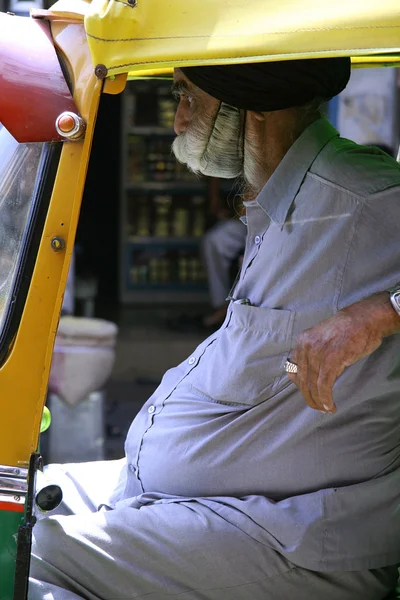 Sikh kierowca czeka pasażerów, new delhi, Indie — Zdjęcie stockowe