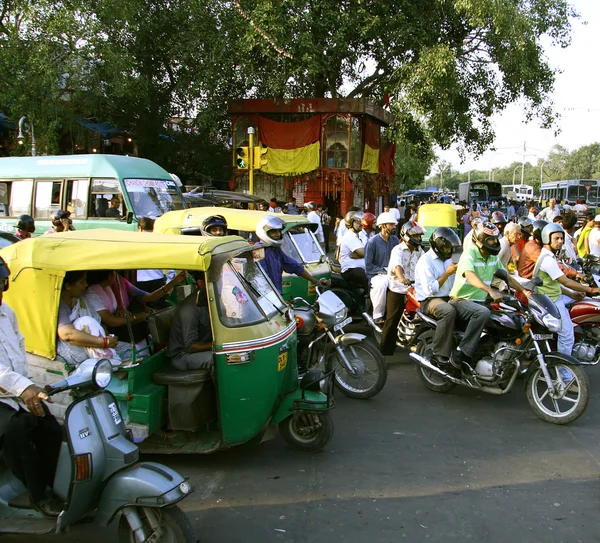 Trafik lambası, delhi, Hindistan bekleyen yolcular — Stok fotoğraf