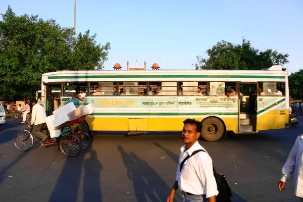 Reisebus auf Straße — Stockfoto