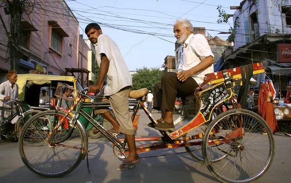 Riksja trekker fantastisch een passagier, delhi, india — Stockfoto