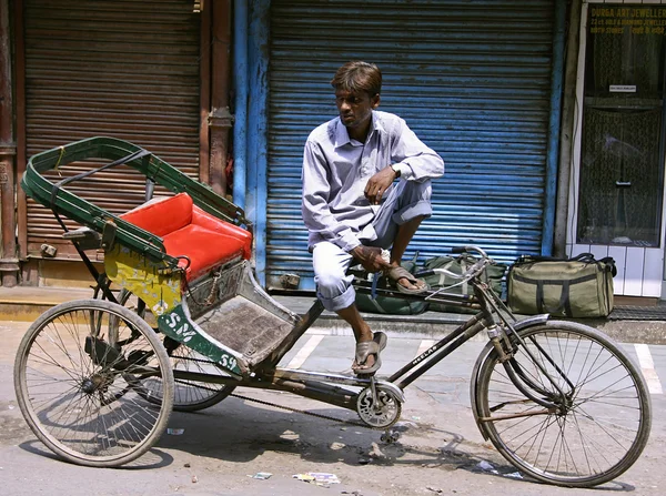Ściągacza riksza w dzielnicy paharganj, delhi, Indie — Zdjęcie stockowe