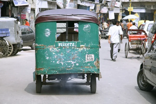 Auto-riksja op lege weg, delhi, india — Stockfoto