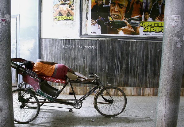 Ściągacza riksza podejmowanie drzemki, delhi, Indie — Zdjęcie stockowe
