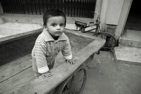Pequeno menino no ciclo rickshaw, delhi, índia — Fotografia de Stock