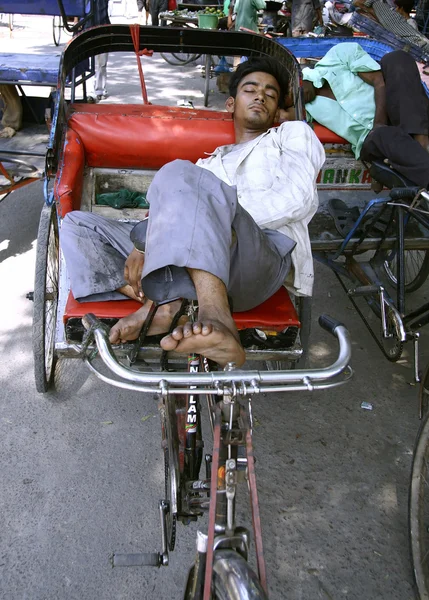 :jovem dormindo em rickshaw, velho delhi, índia — Fotografia de Stock