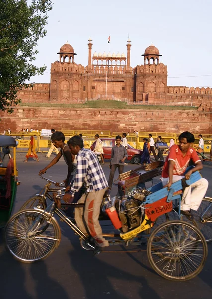 Rikscha-Fahrer kommt an rotem Fort vorbei, altes Delhi, Indien — Stockfoto