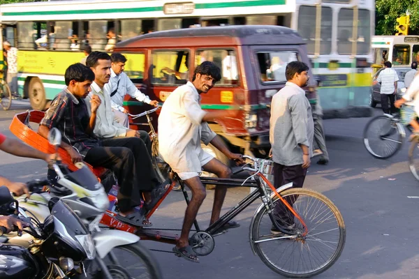 Mężczyzn rowerzystów w mieście — Zdjęcie stockowe