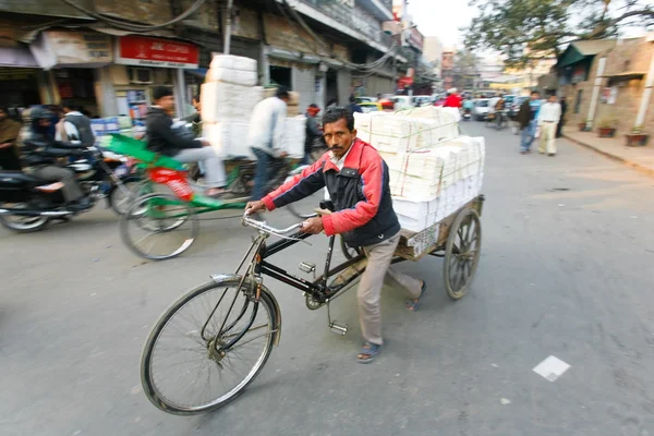 Bisiklet çekçek teslim olan adam — Stok fotoğraf