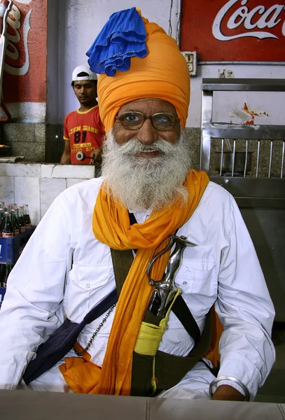 Stařec sikh uvnitř gurudwara, Dillí, Indie — Stock fotografie