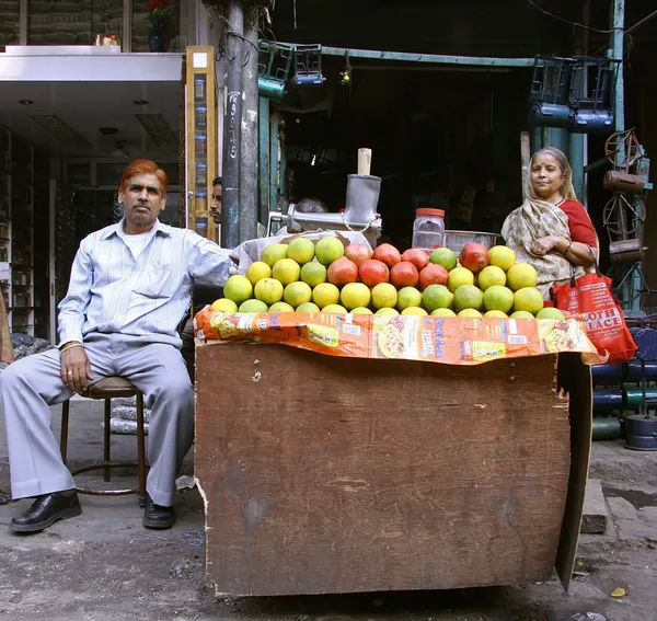 Yaşlı bir çift, suyu Dükkanı, delhi, India — Stok fotoğraf