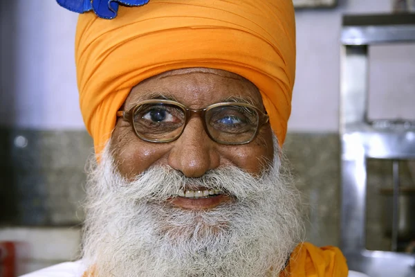 Viejo sikh hombre dentro gurudwara, delhi, india — Foto de Stock
