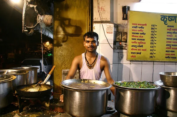Jeugd op dhaba in paharganj, delhi, india — Stockfoto