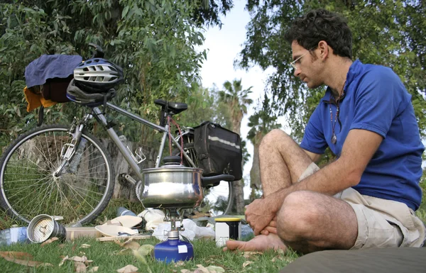 Camper sentado cocinando siguiente bicicleta —  Fotos de Stock