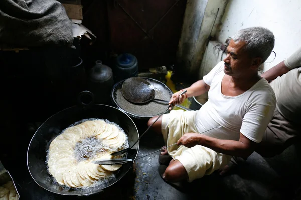 Man making puri — Stock Photo, Image