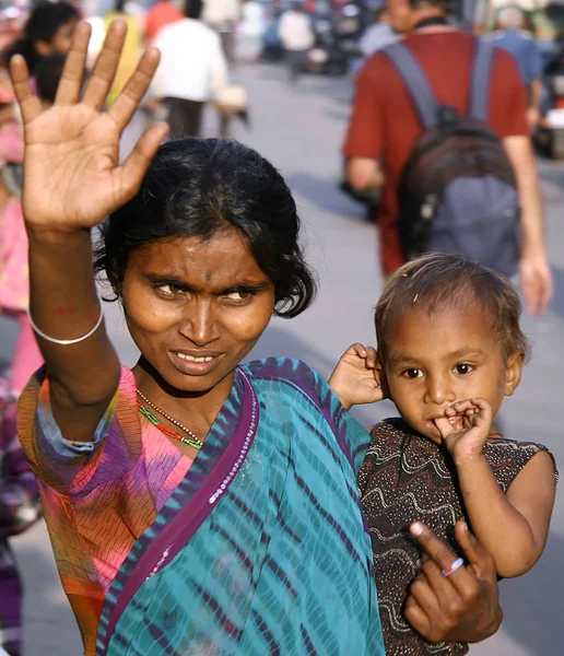 通り、デリー、インドに手を振っている女性 — ストック写真