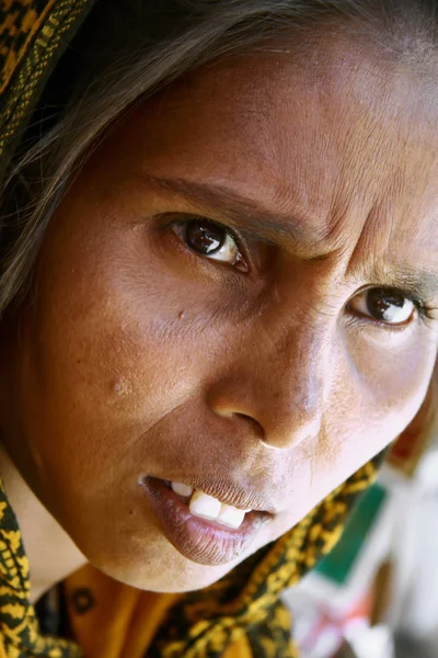 Kvinne tigger på gata, delhi, india – stockfoto
