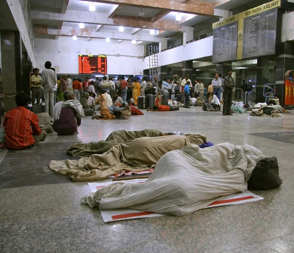 Wachten op trein station, delhi, india — Stockfoto