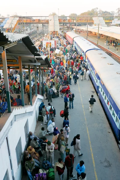 Толпы на железнодорожном вокзале Дели — стоковое фото