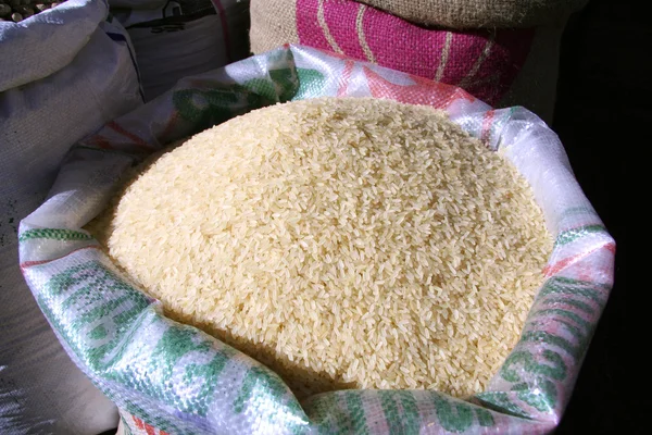 Άσπρο ρύζι στο τσουβάλι στην αγορά — Φωτογραφία Αρχείου