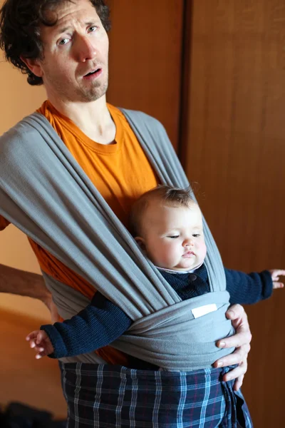 Baba çocuk taşımak — Stok fotoğraf