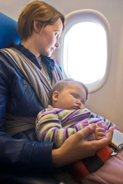 Mother and baby on aeroplane — Stock Photo, Image