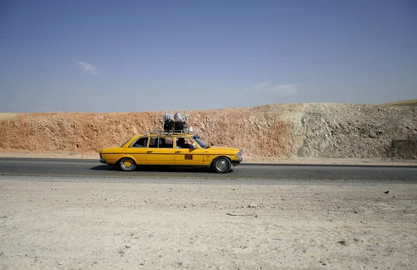 Yellow arab taxi in the dead sea region — Stock Photo, Image