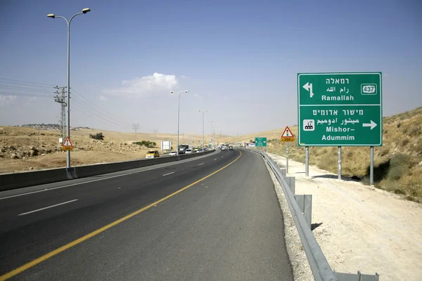 Sinal de estrada descendo para a região do mar morto — Fotografia de Stock