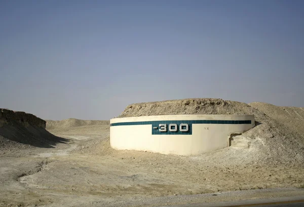 300m höjd mark på vägen som leder till regionen döda havet — Stockfoto