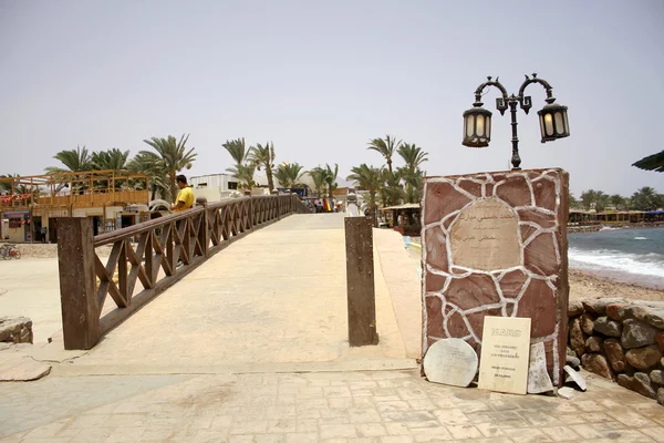 Sinais memoriais em frente à ponte em Dahab, onde 30 morreram em um te — Fotografia de Stock